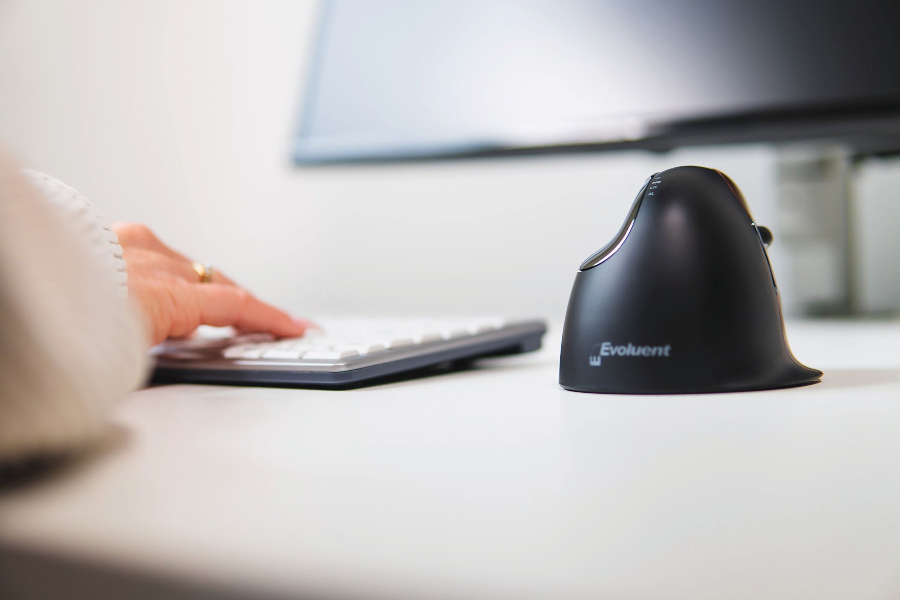 BakkerElkhuizen Evoluent4 Wireless Right Handed Vertical Mouse Small BNEEVR4SW_3